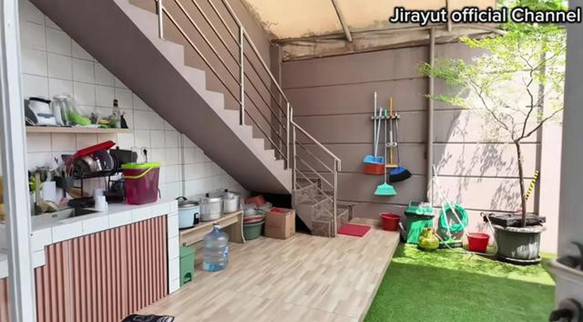 9 Potret Halaman Belakang Rumah Jirayut di Indonesia, Nyaman untuk Acara Keluarga
