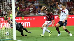 Kiper Cagliari, Rafael gagal menghalau bola tendangan penyerang AC Milan, Patrick Cutrone pada lanjutan liga Serie A Italia di stadion San Siro di Milan, (27/8). AC Milan menang atas Cagliari dengan skor 2-1. (AP Photo / Luca Bruno )