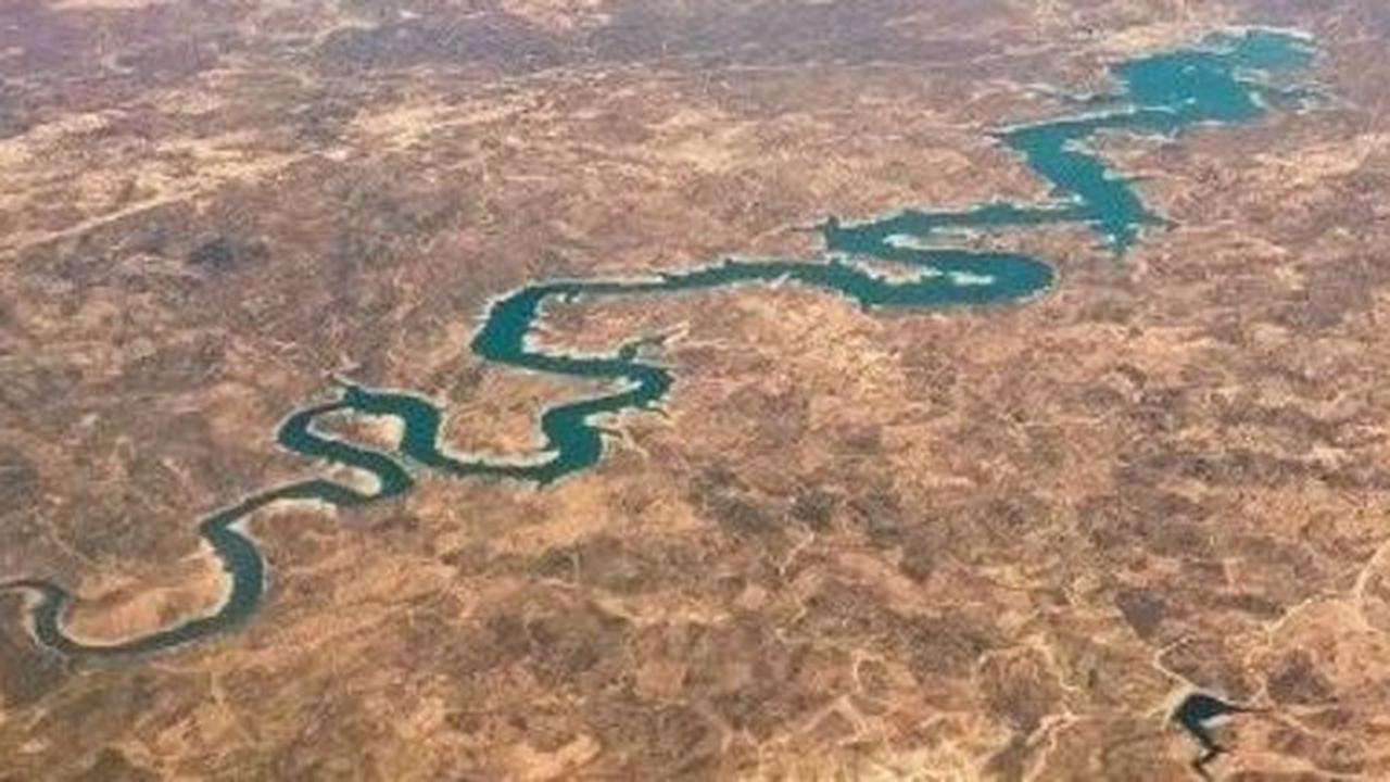 Foto aliran sungai berbentuk naga di Portugal bikin geger dunia