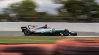 Pebalap Mercedes, Lewis Hamilton, berada di posisi pertama F1 GP Inggris di Sirkuit Silverstone, Minggu (16/7/2017). Pebalap 32 tahun asal Inggris itu melahap 51 lap dengan catatan waktu 1 jam 21 menit 27,430 detik. (EPA/Valdrin Xhemaj)