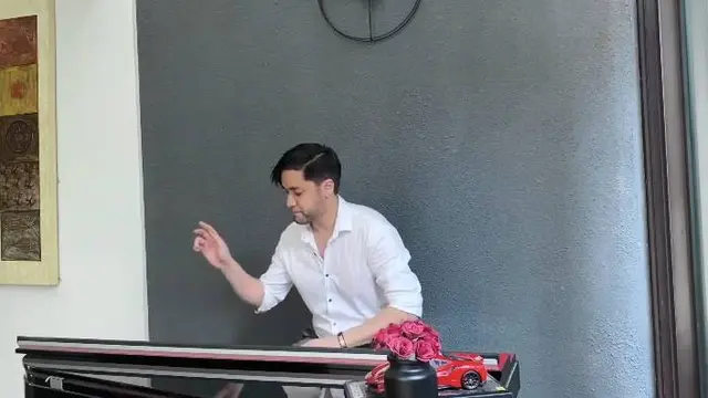 6 Potret Terbaru Kevin Aprilio, Bikin Pangling Usai Ubah Gaya Rambut Ikoniknya