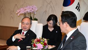 Chairman dan Chief Executive Officer SoftBank Group Corp Masayoshi Son (kiri) dan Presiden Korea Selatan Lee Jae Myung mengadakan pertemuan pada Jumat, 5 Desember 2025 di Seoul, Korea Selatan. (Kim Min-Hee/Foto Pool via AP)