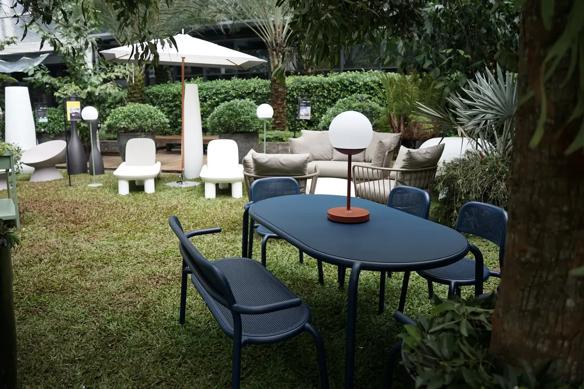 Dua Furnitur Wajib Dimiliki yang Bikin Betah Duduk di Taman