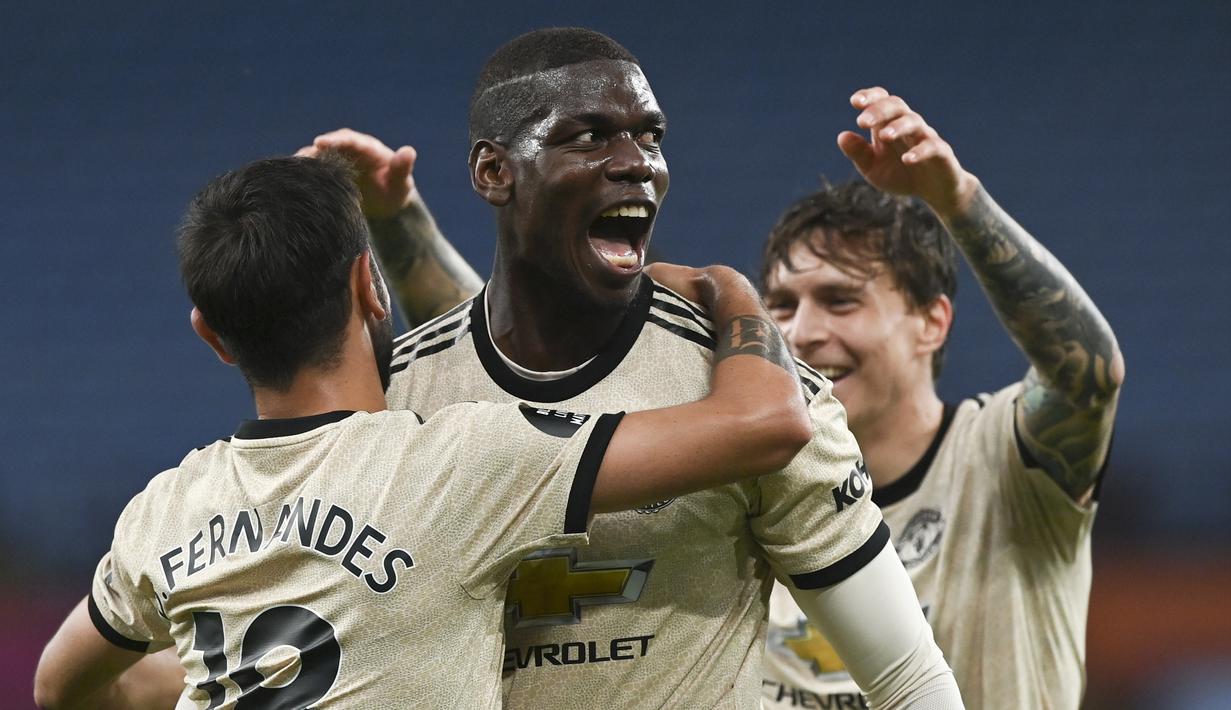 Pemain Manchester United Paul Pogba (tengah) merayakan golnya ke gawang Aston Villa pada pertandingan Premier League di Villa Park, Birmingham, Inggris, Kamis (9/7/2020). Manchester United menang 3-0. (AP Photo/Shaun Botterill ,Pool)