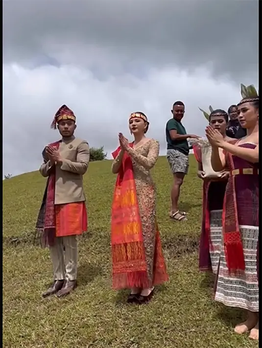 Sekedar informasi, Jessica Mila telah dilamar oleh sang kekasih pada Agustus 2022 lalu. Acara digelar secara romantis di Bali dihadiri keluarga dan teman-teman dekat. [Instagram/jscmila]