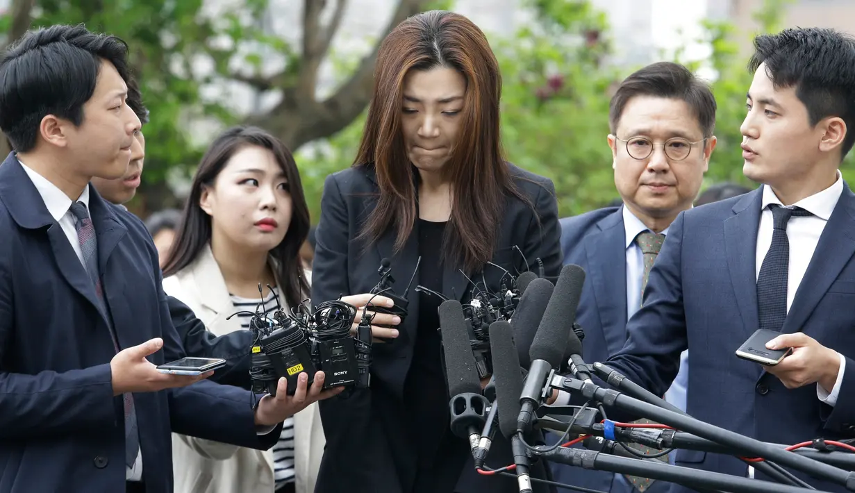 Putri bungsu bos maskapai Korea Air, Cho Hyun-min datang untuk dimintai keterangan oleh polisi di Seoul Selasa (1/5). Keluar dari sedan hitam, Cho mengulangi permintaan maafnya dengan berlinang air tanpa berkomentar lebih jauh. (AP/Ahn Young-joon)