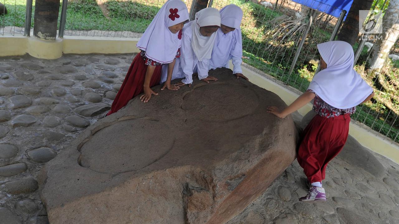 Melihat Prasasti Telapak Kaki Gajah Peninggalan Kerajaan Tarumanegara