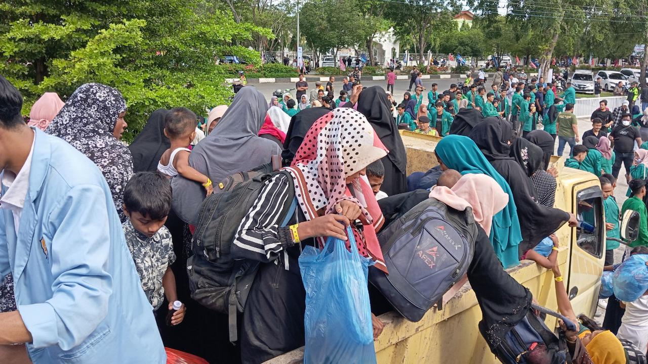 Pengungsi yang awalnya berada di halaman kantor makin tampak ketakutan.<br>