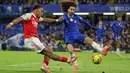 Pemain Arsenal, Jurrien Timber (kiri) berusaha melepaskan tembakan dibayangi pemain Chelsea, Marc Cucurella dalam laga lanjutan Liga Inggris 2025/2026 di Stamford Bridge, London, Minggu (30/11/2025). (AP Photo/Ian Walton)