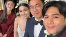 Punya banyak teman di kalangan selebriti dan non selebriti, ini adalah potret Ranty dan Rayn di pernikahan sahabatnya, Chelsea Herryanto non seleb. Pasangan ini tampil senada dengan busana warna merah marron. Meski tampilannya sederhana, namun Ranty cantik dengan mini dress yang dikenakannya, sementara Rayn Wijaya dengan setelan jas marron dipadukan kemeja warna hitam. (Liputan6.com/IG/raynwijaya26)