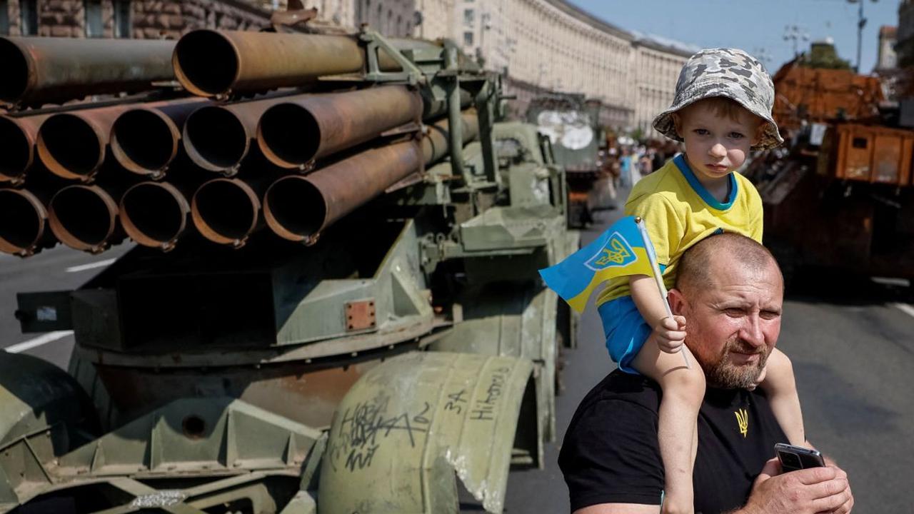 Meski belum dibuka secara resmi, pameran peralatan militer Rusia di Jalan Khreshchatyk telah menarik perhatian warga Kiev untuk melihat dari dekat.