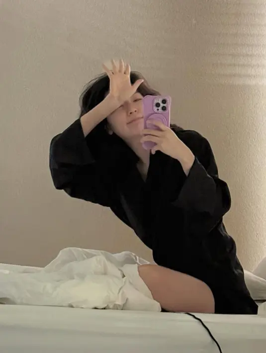 Ia pun percaya diri mengunggah foto bareface saat bangun tidur mengenakan piyama hitamnya. [@hi_sseulgi]