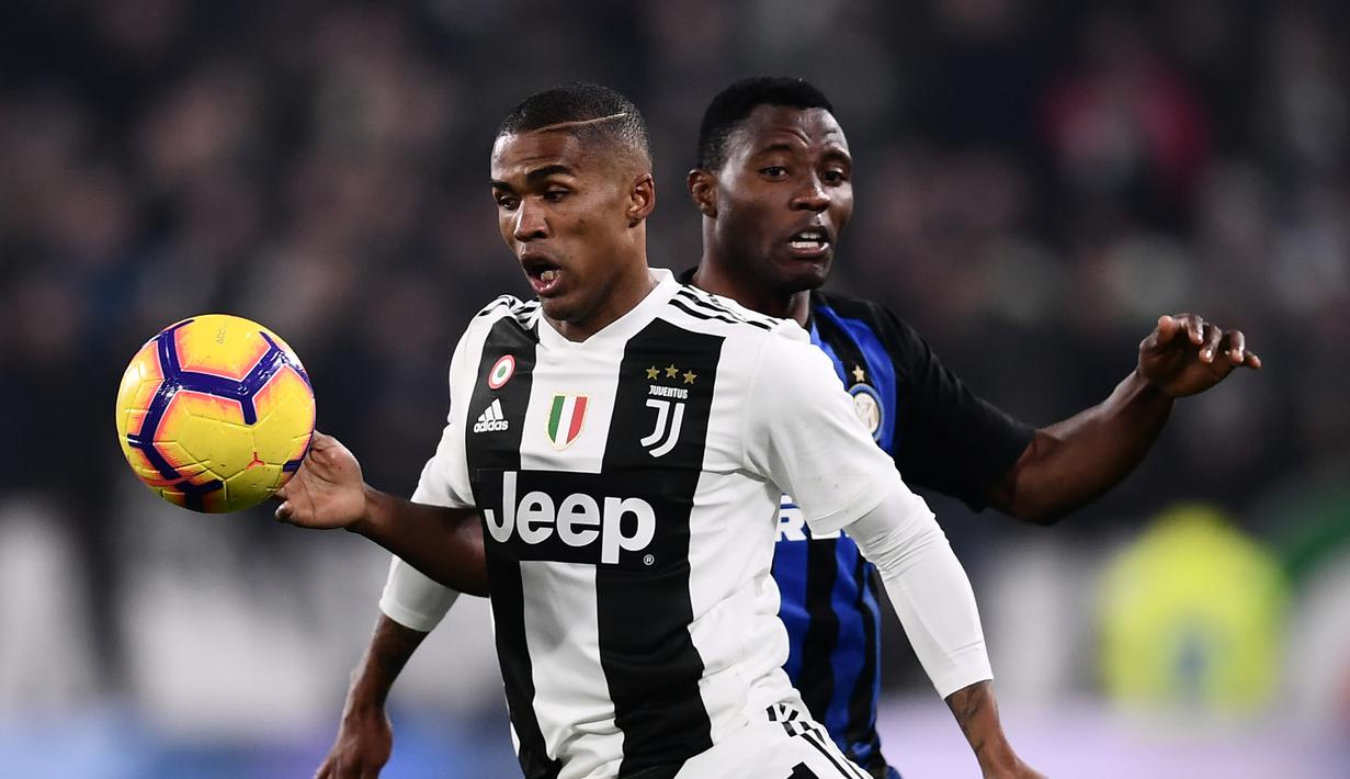 4. Douglas Costa - Manchester United begitu kepincut dengan pemain Juventus tersebut. Kecepatannya diperlukan untuk menunjang permainan menyerang yang mulai diterapkan United. (AFP/Marco Bertorello)