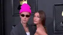 Justin Bieber memakai setelan oversized dari Balenciaga dengan beanie warna hot pink sebagai pernyataan gaya (Foto: Instagram @recordingacademy)