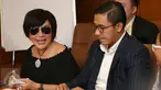 Tati Kurniawati, perempuan yang berprofesi sebagai pengusaha asal Cianjur membuat klarifikasi perihal foto-fotonya bersama pedangdut Nassar Farhad Ahmad yang beredar di media sosial Instagram, Jakarta, Minggu (15/1). (Liputan6.com/Herman Zakharia)