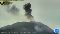 Gunung Ili Lewotolok di Kabupaten Lembata, Nusa Tenggara Timur (NTT) kembali mengalami erupsi, Senin 15 April 2024. (Liputan6.com/ Ola Keda