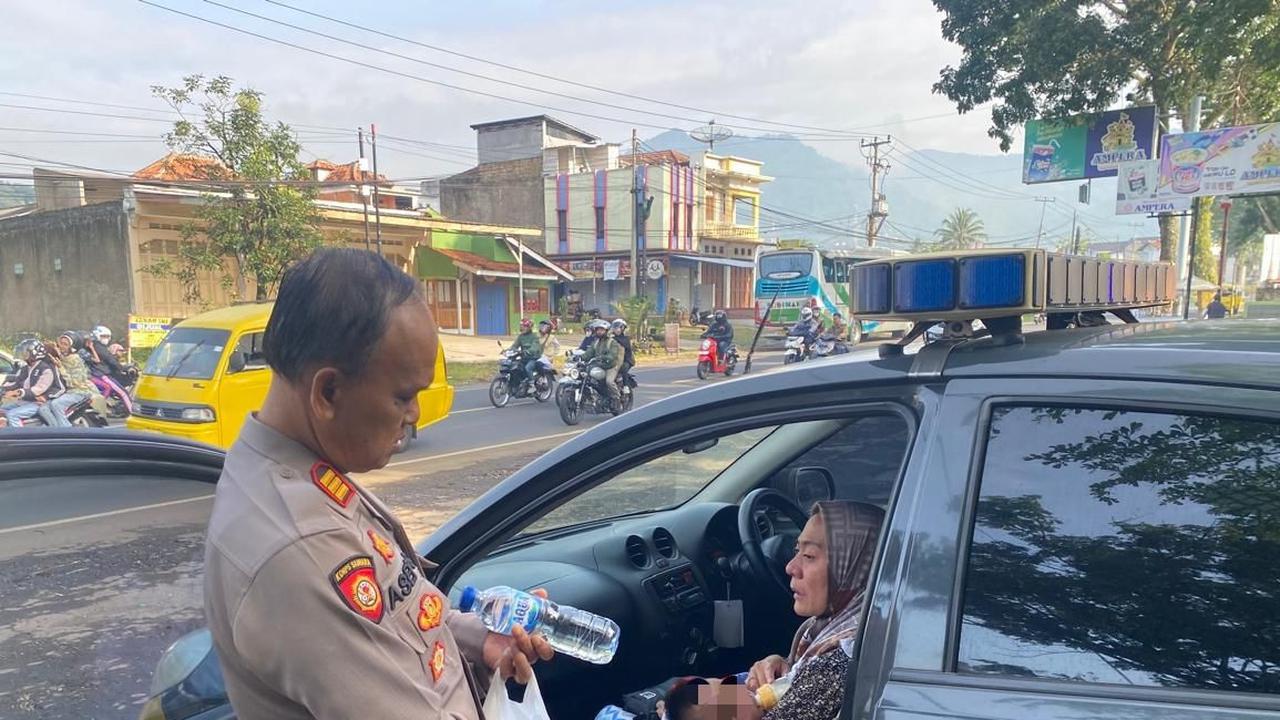 Istri dan Bayi yang Ditinggalkan Suami di Masjid Ciawi
