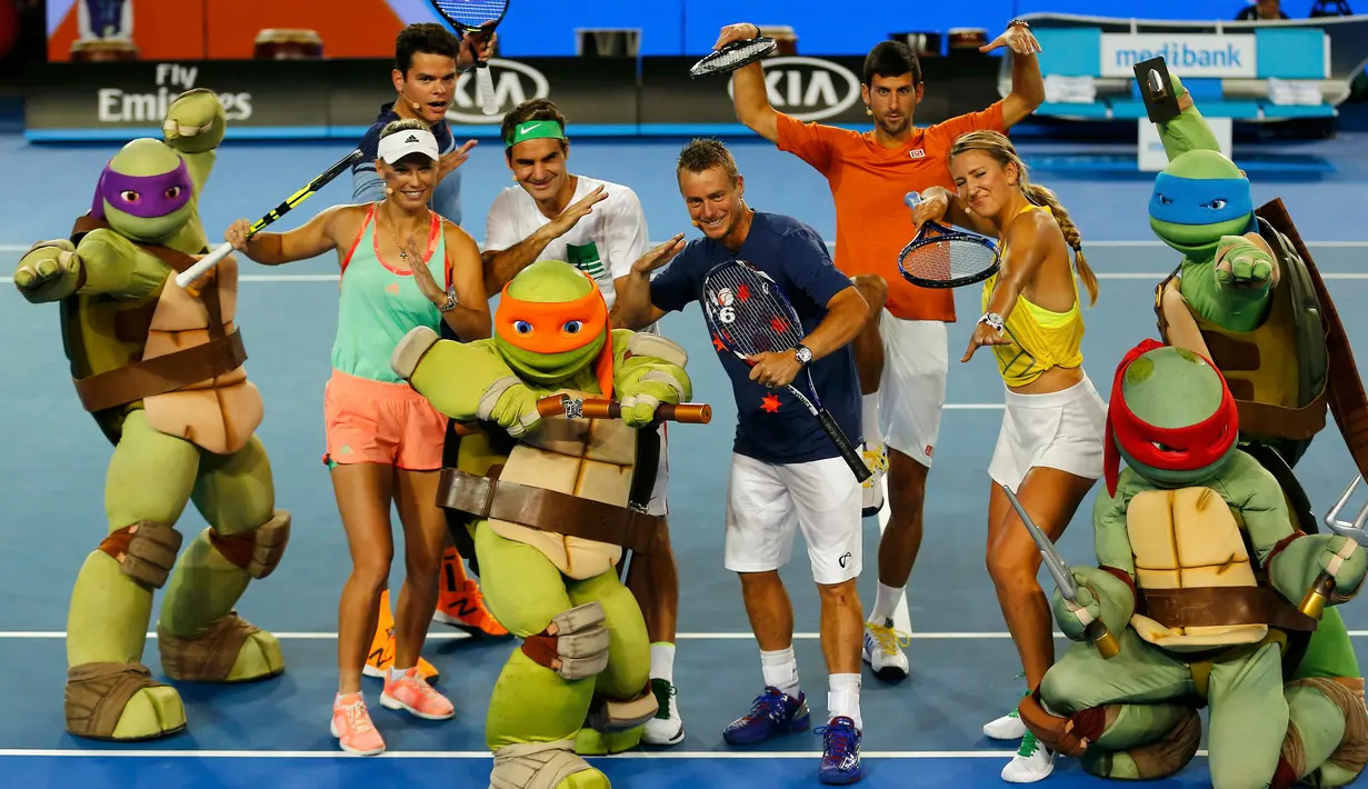 Sejumlah petenis dunia berpose dengan karakter Kura - kura ninja di lapangan tenis Melbourne Park, Australia, (16/1). Kegiatan ini untuk peringati hari Tenis Anak di Australia. (REUTERS / Issei Kato)