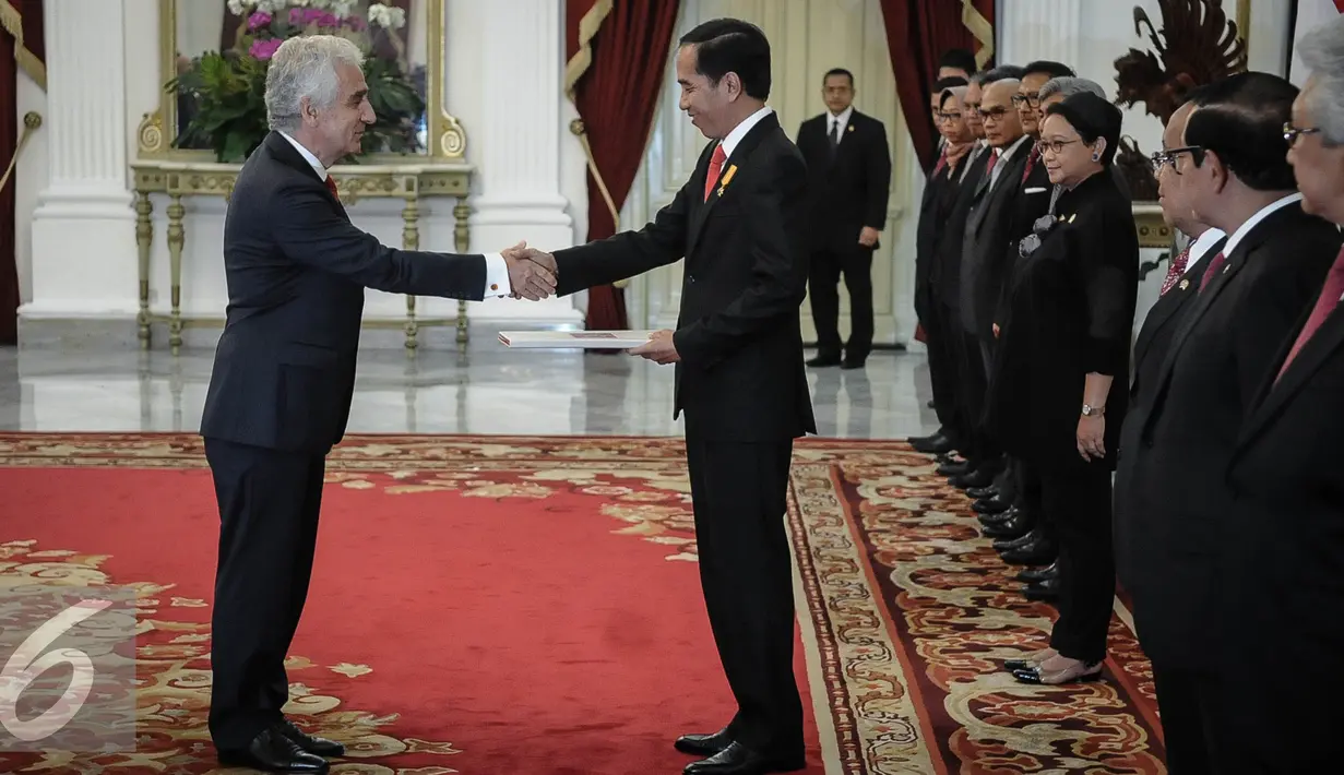 Mehmet Kadri Sander Gorboz, Dubes LBBP Republik Turki (kiri) menyerahkan surat-surat kepercayaan Duta Besar Luar Biasa dan Berkuasa Penuh (LBBP) untuk Republik Indonesia di Istana Merdeka, Jakarta, Selasa (4/10). (Liputan6.com/Faizal Fanani)