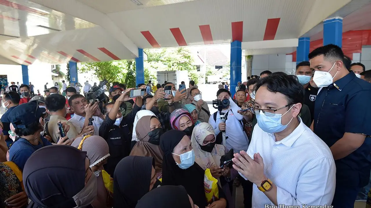Wakil Menteri Perdagangan Jerry Sambuaga terus melakukan pemantauan harga dan stok minyak goreng di pasaran