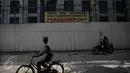 Sejumlah warga melintas di gedung yang sedang direvitalisasi dikawasan Kota Tua, Jakarta, Rabu (20/4). Pekerjaan sudah dimulai sejak tahun 2014.(Liputan6.com/Faizal Fanani)