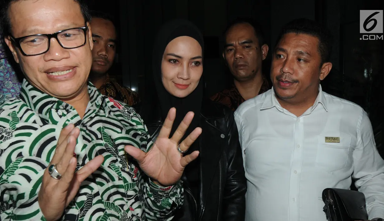 Model asal Manado, Fenny Steffy Burase ditemani pengacaranya Fahri Timur memberi keterangan seusai pemeriksaan di gedung KPK, Jakarta, Rabu (18/7). Steffy Burase diperiksa sebagai saksi untuk tersangka Gubernur Aceh Irwandi Yusuf (Merdeka.com/Dwi Narwoko)