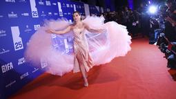 Florence Pugh tiba menghadiri British Independent Film Awards ke-25 di London, Inggris pada Minggu, 4 Desember 2022. Florence Pugh juga tampil sambil melemparkan jubah tipis yang dramatis di belakangnya dengan warna senada. (Photo by Vianney Le Caer/Invision/AP)