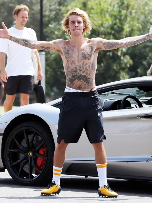 Justin Bieber terlihat santai saat dipotret oleh paparazzi. (Rachpoot/MEGA/USWeekly)