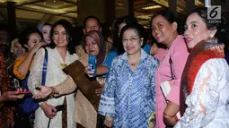 Presiden kelima RI Megawati Soekarnoputri (batik biru) melayani permintaan foto bersama peserta Festival Prestasi Indonesia di JCC Jakarta, Senin (21/8). Festival dibuka oleh Menko Kemaritiman Luhut B Pandjaitan. (Liputan6.com/Helmi Fithriansyah)