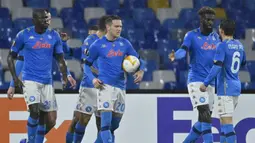 Gelandang Napoli, Piotr Zielinski (tengah), melakukan selebrasi bersama rekan-rekannya usai mencetak gol ke gawang Real Sociedad dalam laga lanjutan Liga Europa 2020/21 Grup F di Diego Armando Maradona Stadium, Kamis (10/12/2020). Napoli bermain imbang 1-1 dengan Real Sociedad. (AFP/Alberto Pizzoli)