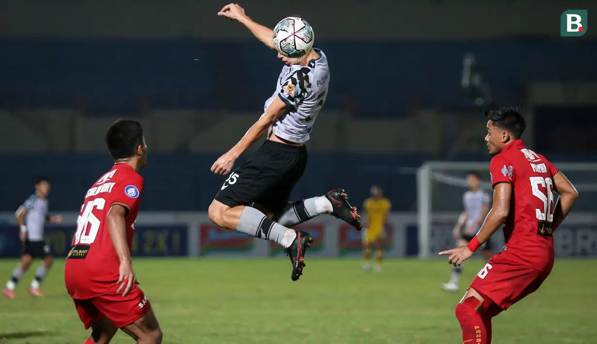 Perlahan tapi pasti, Persikabo tampil lebih disiplin dan mengandalkan serangan balik. Namun masih belum ada peluang emas yang didapat kedua tim hingga pertengahan babak pertama. (Bola.com/Bagaskara Lazuardi)
