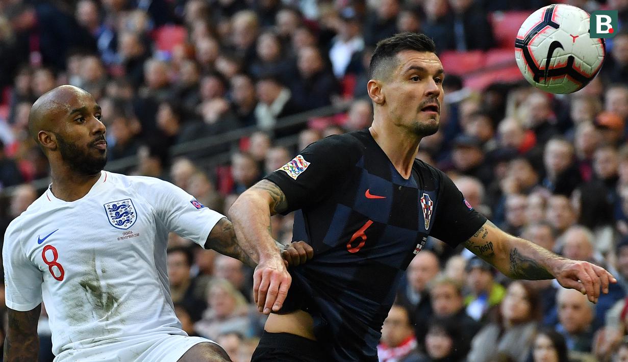 Bek Kroasia, Dejan Lovren, berebut bola dengan gelandang Inggris, Fabian Delph, pada laga UEFA Nations League di Stadion Wembley, London, Minggu (18/11). Inggris menang 2-1 atas Kroasia. (AFP/Ben Stansall)