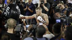 Petarung MMA, Conor McGregor, melakukan latihan terbuka di hadapan media di Las Vegas, Jumat (11/8/2017). McGregor akan bertanding melawan petinju Floyd Mayweather Jr pada  26 Agustus mendatang. (AP/John Locher)