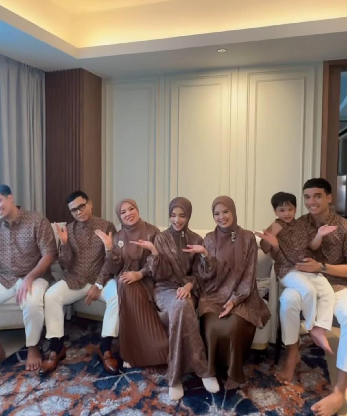 Momen Keluarga Fuji Siap Sambut Ramadan, Netizen Malah Salfok Sama Outfit Kecenya