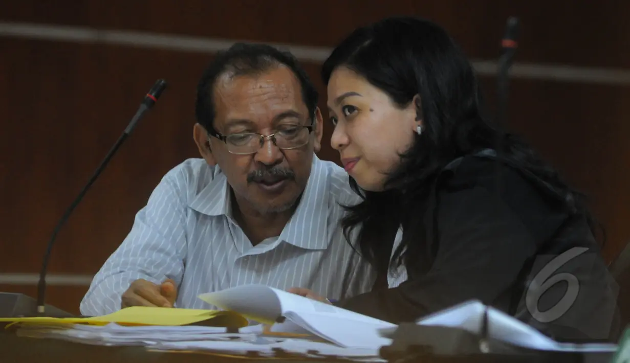 Terdakwa suap kasus korupsi Bupati Bangkalan Fuad Amin yang juga Direktur PT Media Karya Sentosa, Antonius Bambang Djatmiko berdiskusi dengan kuasa hukumnya saat sidang lanjutan di Pengadilan Tipikor, Kamis (19/3/2015). (Liputan6.com/Herman Zakharia)