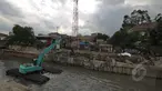 Suasana pengerukan lumpur di kali inspeksi Ciliwung, Jakarta, Selasa (3/3/2015). Pengerukan dilakukan untuk menjaga sungai tetap baik dan lancar. (Liputan6.com/Faizal Fanani)