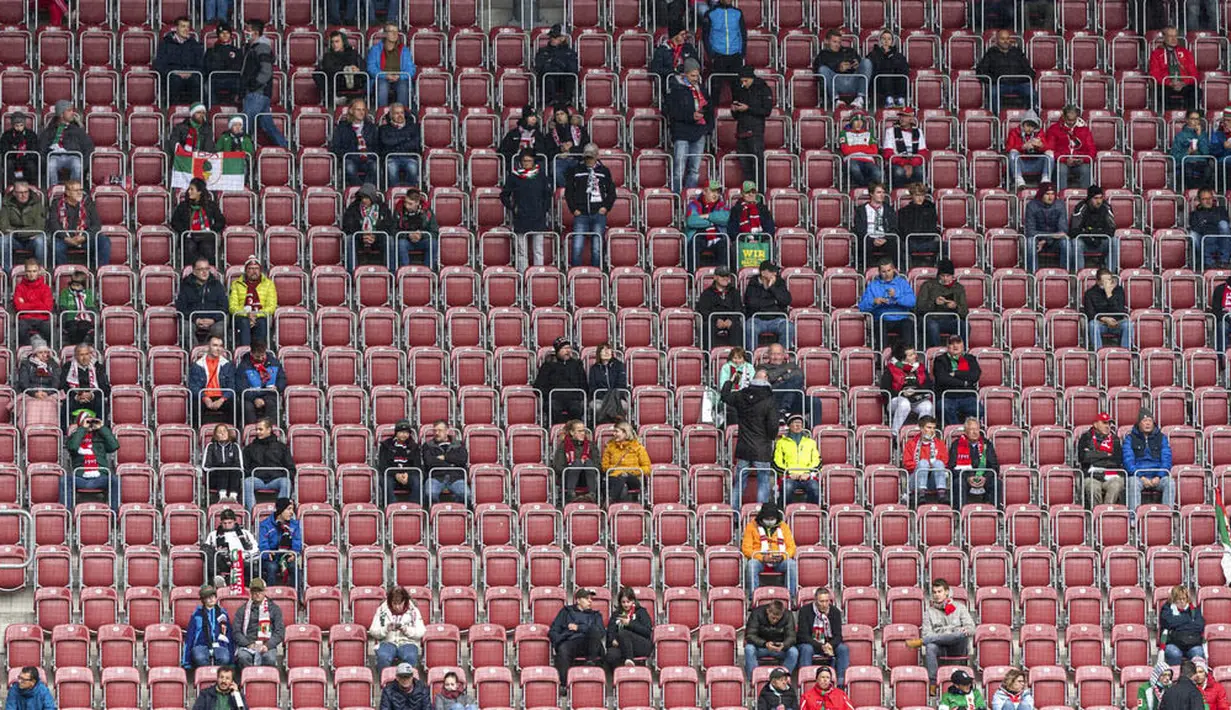 Suporter saat menyaksikan pertandingan antara  FC Augsburg melawan Borussia Dortmund pada laga Bundesliga, Sabtu (26/9/2020). Sejumlah liga di Eropa telah mengijinkan fans menonton langsung pertandingan di stadion. (Matthias Balk/dpa via AP)