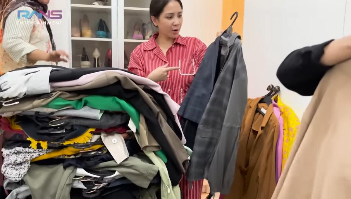 Potret Nagita Slavina Bongkar Lemari di Rumah Lama, Kewalahan Pilih Pakaian Super Banyak Untuk Dijual