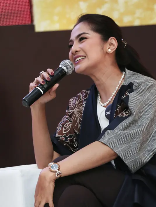 Maudy menambahkan, bahwa putranya kini sudah mulai jahil. Berbeda dengan sebelumnya yang pendiam dan pemalu. Eddy juga menjadi salah satu nominasi dalam kategori, Anak Selebriti Berwajah Ganteng. (Galih W. Satria/Bintang.com)