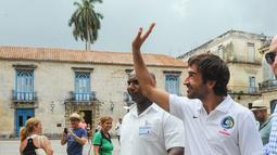 Raul Gonzales (kanan) pemain New York Cosmos melambaikan tangan di wilayah kota tua Havana, Kuba. (AFP/Yamil Lage)
