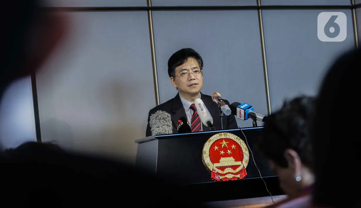 Duta Besar China untuk ASEAN, Deng Xijun memberikan keterangan terkait perkembangan virus corona COVID-19 saat Media Briefing di Jakarta, Jumat (21/2/2020). Pada kesempatan itu, Deng Xijun berharap ASEAN saling bekerja sama untuk menangani virus corona COVID-19. (Liputan6.com/Faizal Fanani)