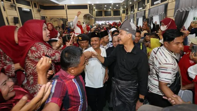 Calon Presiden Ganjar Pranowo melakukan pertemuan dengan tokoh masyarakat, tokoh adat dan tokoh agama di pendopo Desa Empat Negeri, Kec. Datuk Lima Puluh, Kab. Batu Bara, Prov. Sumatera Utara, Sabtu (11/11/2023) (Istimewa)