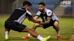 Pemain Timnas Indonesia, Calvin Verdonk (kanan) melakukan pemanasan bersama Wahyu Prasetyo saat mengikuti latihan menjelang laga Kualifikasi Piala Dunia 2026 melawan Bahrain di Hamad Town Youth &amp; Sports Ground pada Senin (07/10). (Dok. PSSI)