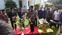 Jokowi Ungkap Makna Raja Salman Tanam Pohon Ulin di Istana