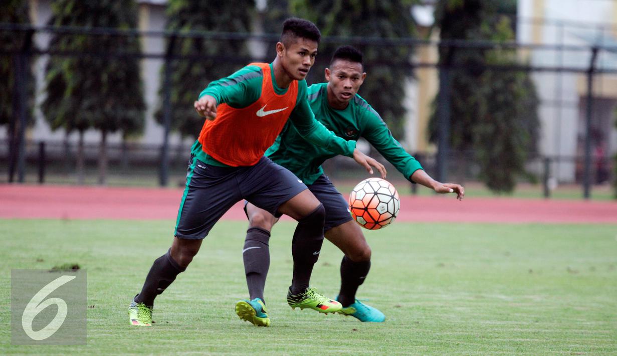 Sejumlah pesepakbola timnas -U 19 berlatih di Stadion UNY, Yogya, Rabu (31/8). Tiga raihan positif saat uji coba dengan hasil tak terkalahkan menjadi modal untuk berlaga di AFF yang akan berlangsung di Vietnam. (Liputan6.com/Boy Harjanto)
