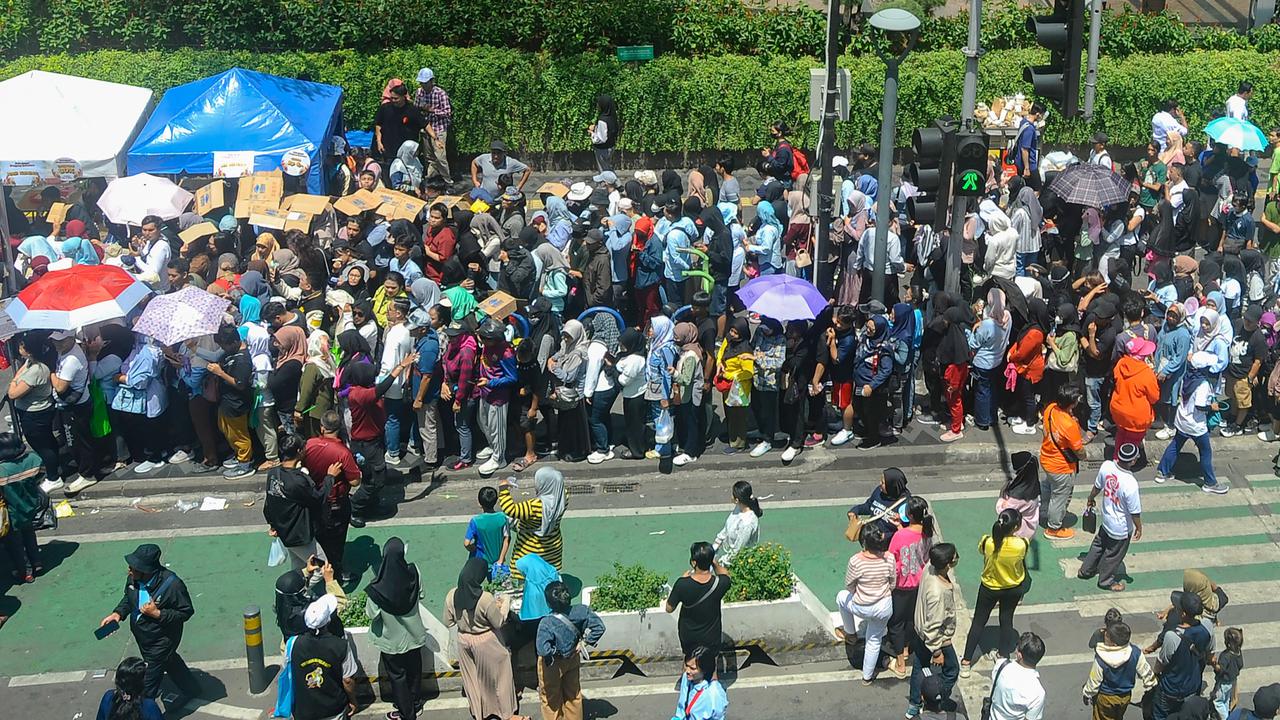 FOTO: Antrean Warga Mengular Serbu Stand UMKM yang Ramaikan Pesta Rakyat Prabowo-Gibran di Bundaran HI