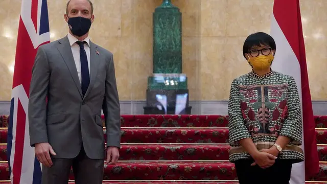 Menlu Inggris Dominic Raab (kiri) bersama dengan Menlu Retno Marsudi (kanan) dalam kunjungan Indonesia ke Inggris pada 14 Oktober 2020.