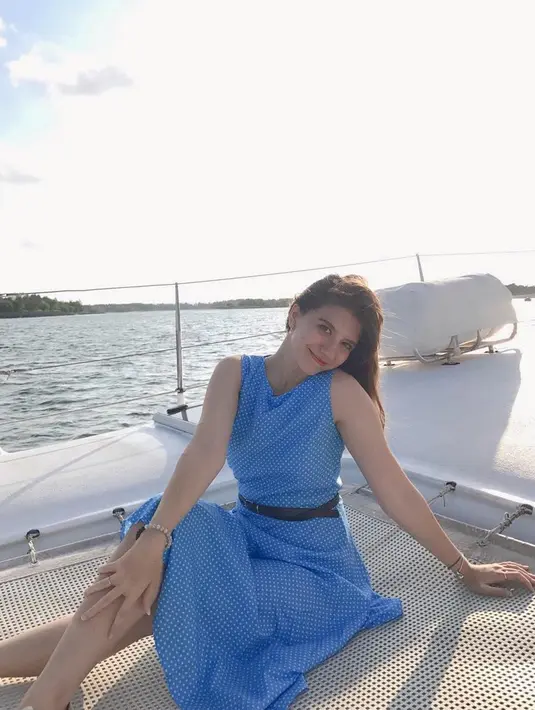 Sleeveless dress motif polkadot emang paling cocok banget dipakai liburan ke pantai. Gaya Cassandra ini bisa jadi inspirasi outfil kamu saat berlibur ke pantai. Tak ini terlalu polos, kamu bisa menambahkan belt kecil seperti aktris cantik kelahiran Jakarta ini.(Liputan6.com/IG/@cassandraslee)