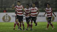 Pemain Madura United merayakan gol yang dicetak Pablo Rodriguez (9), ke gawang PS TNI dalam laga Torabika Soccer Championship presented by IM3 Ooredoo di Stadion Siliwangi, Bandung, Minggu (1/5/2016). (Bola.com/Vitalis Yogi Trisna)