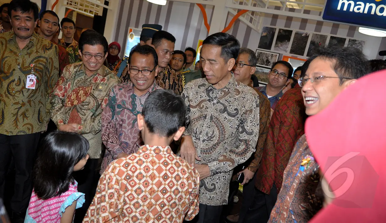 Presiden Joko Widodo berbincang dengan seorang anak usai peresmian di Jakarta Convention Centre (JCC), Jakarta, Kamis (12/3/2015).  GKN 2015 diikuti oleh ratusan wirausaha muda dan ribuan mahasiswa sebagai calon wirausaha. Liputan6.com/Faizal Fanani)